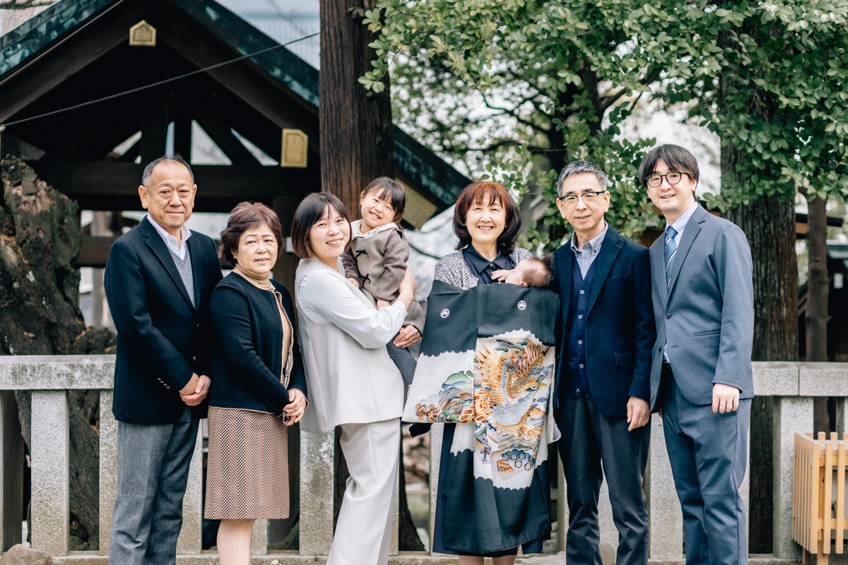家族のお宮参りの様子